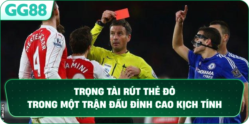 Trọng tài rút thẻ đỏ trong một trận đấu đỉnh cao kịch tính.